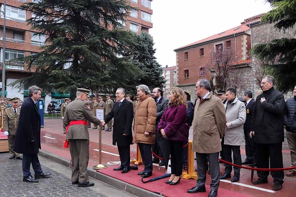 La Avenida de la Paz ha acogido, un año más, el tradicional homenaje a la bandera nacional, con desfile militar