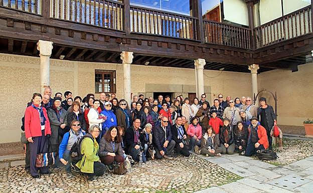 Miembros de la familia Saltiel durante su visita, ayer, al Centro Didáctico de la Judería de Segovia. 