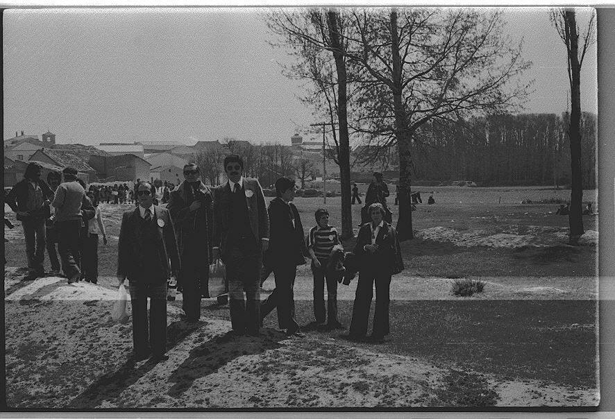 1976. Varios policías se camuflan con pegatinas en la campa de Villalar durante la primera conmemoración del Día de la Comunidad.