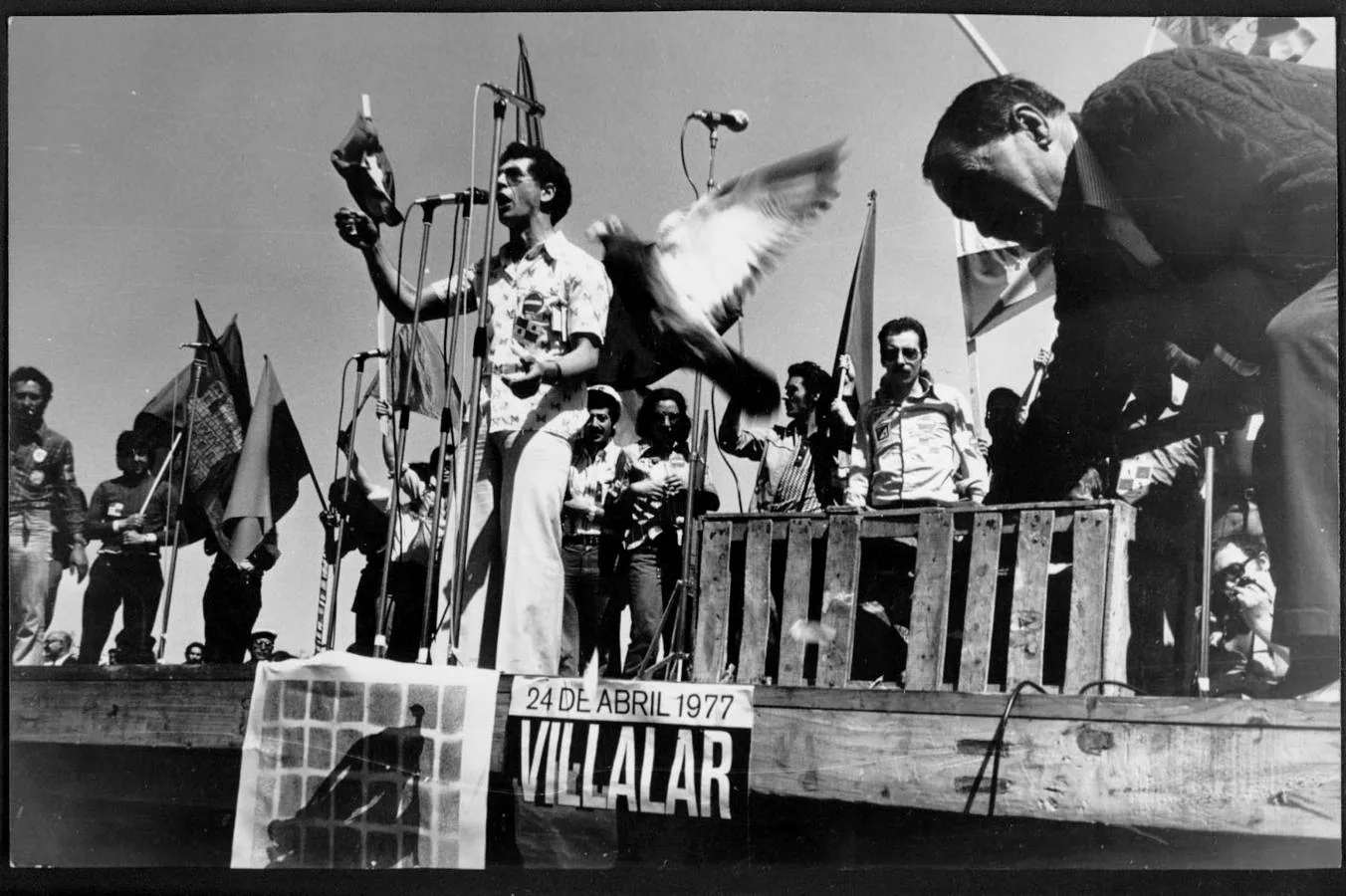 1977. Grupo musical actuando en Villalar.