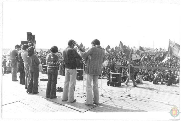 1978. Una actuación en el escenario de la campa.