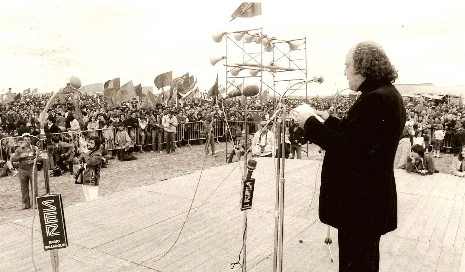 El poeta leonés Luis López Alvarez durante su discurso en la celebracion de Villalar en 1979, leyendo el manifiesto pactado por los políticos.