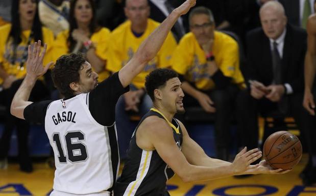 Pau Gasol intenta taponar a Klay Thompson. 