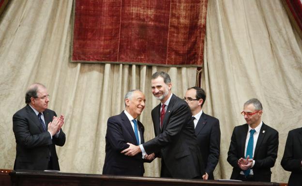 Juan Vicente Herrera aplaude al presidente de la República Portuguesa y al Rey Felipe VI.