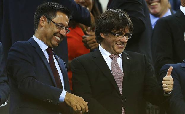 Bartomeu junto a Carles Puigdemont, durante un partido del FC Barcelona.