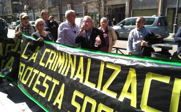 Juan, uno de los absueltos, agradece el apoyo de los manifestantes a la salida del Juzgado.