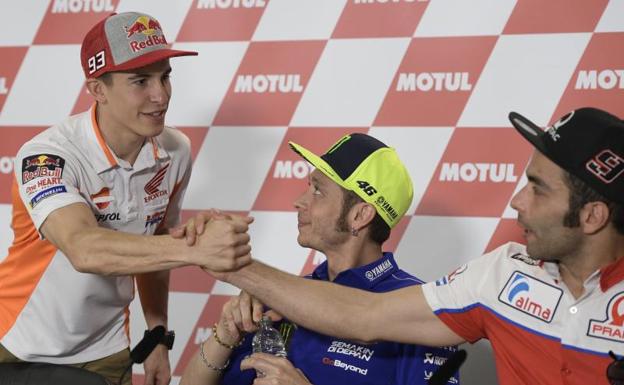 Valentino Rossi (c), con Marc Márquez a su derecha. 