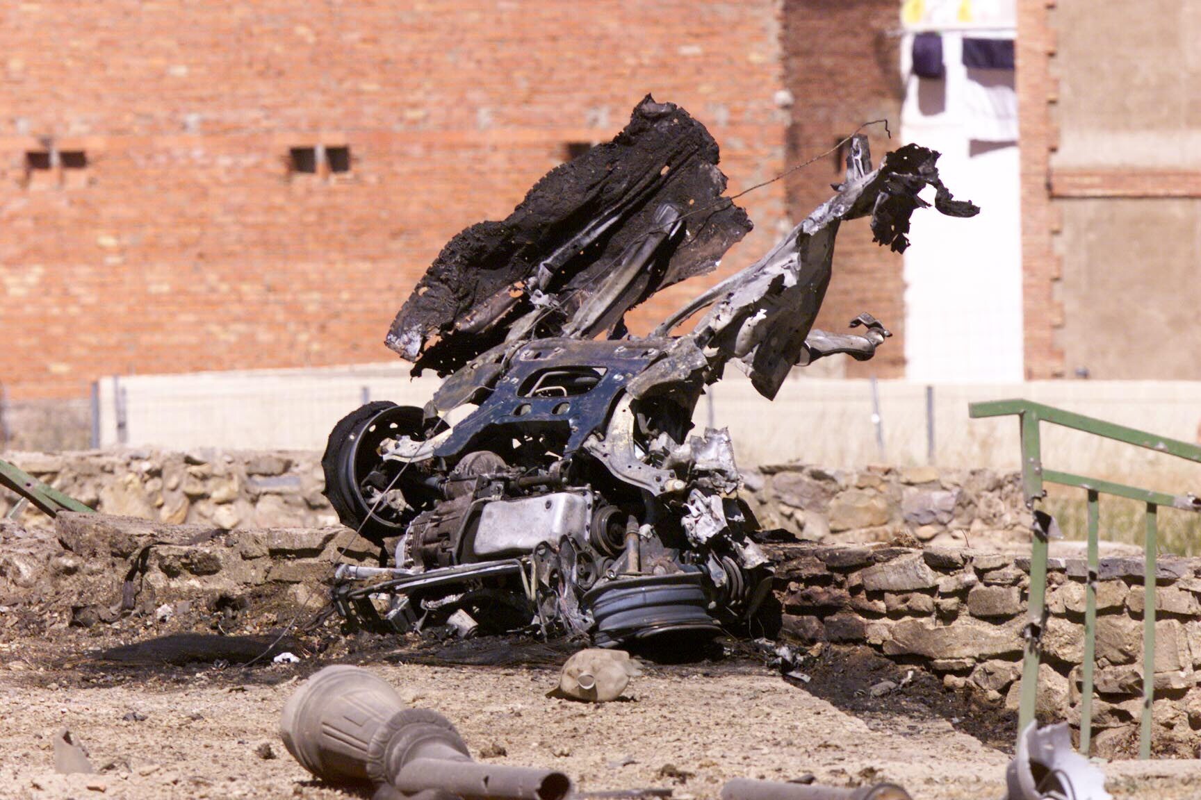 16 de julio del 2000: ETA hace explotar un coche bomba junto a la Casa Cuartel de Ágreda, en Soria. Sólo produjo heridas leves a una persona, la mujer de un agente del cuartel