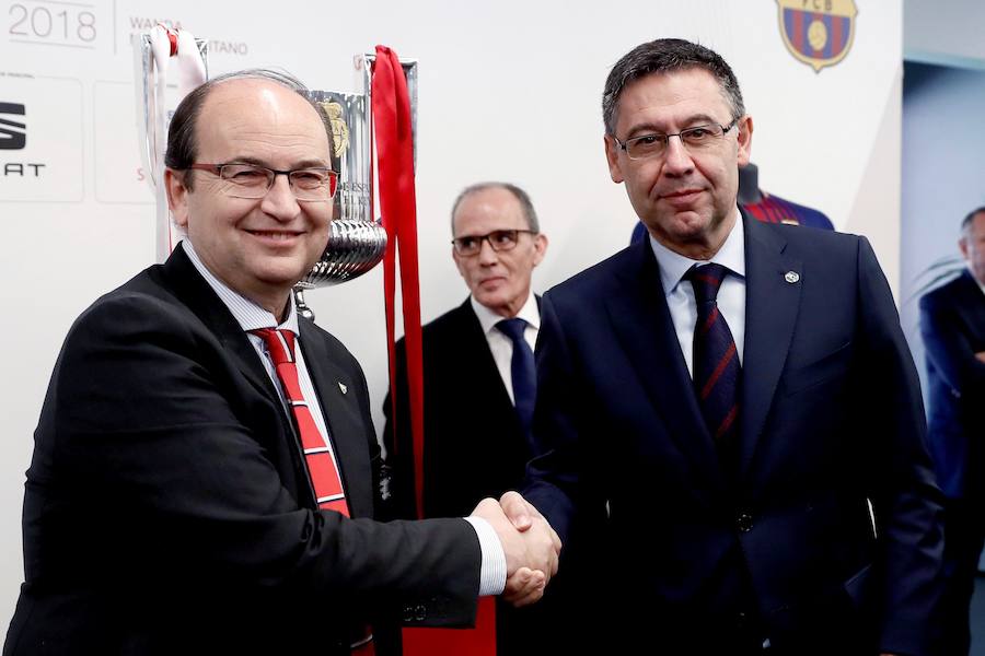 El Sevilla-Barcelona, un duelo marcado por la política y las reivindicaciones independentistas. En los exteriores del Wanda Metropolitano, se ha desplegado un amplio dispositivo de seguridad 