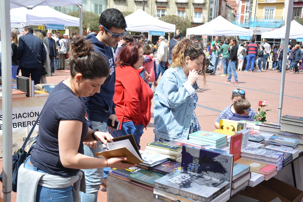 La Plaza Mayor se llena de actividad con la celebración del Día del Libro.