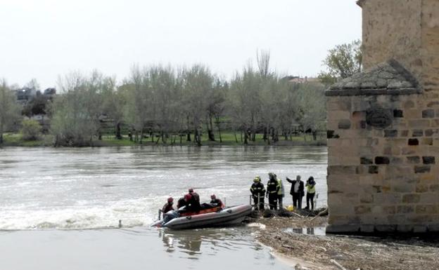 Los Bomberos de Zamora rescatan el cuerpo sin vida de un hombre cuya desaparición fue denunciada el pasado día 2 de abril. 