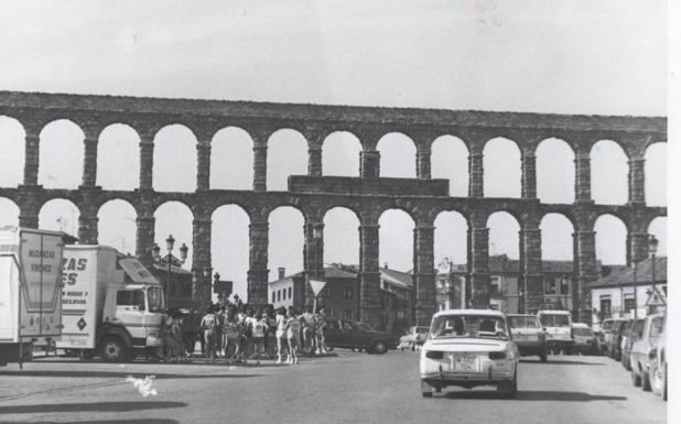 El Acueducto de Segovia, cuando el tráfico pasaba todavía por debajo de los arcos. 