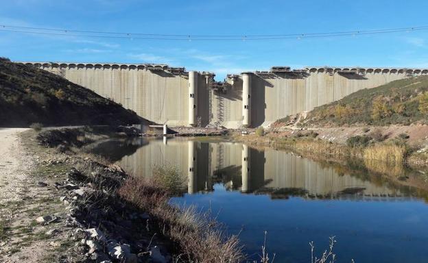 La presa de Castrovido está prácticamente concluida.