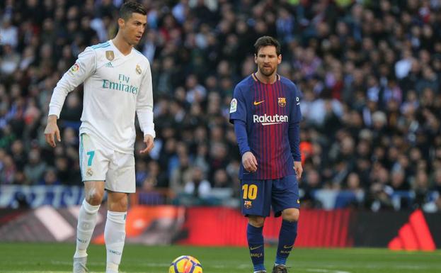 Cristiano Ronaldo y Messi, durante el último clásico en el Bernabéu. 