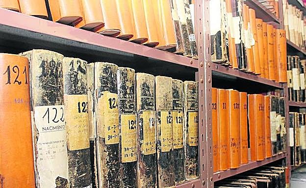 Libros de nacimientos en el Registro Civil de Palencia capital.