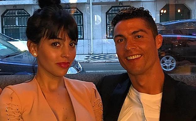 Georgina Rodríguez con Cristiano Ronaldo en Lisboa. 