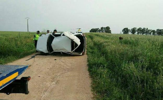 Fotografías facilitadas por la Guardia Civil de Tráfico de Extremadura del accidente de tráfico registrado esta tarde en el término municipal de Villar del Rey. 