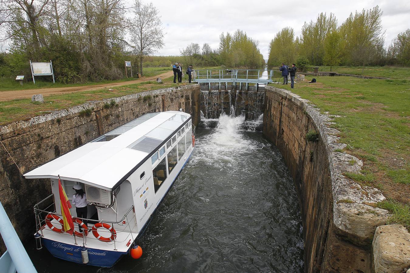 Viaje en barco por el Canal de Castilla. Se pueden llevar a cabo diferentes rutas en barco a lo largo del Canal, desde Medina de Rioseco (Valladolid), Herrera de Pisuerga o Villaumbrales (Palencia) y Melgar de Fernamental (Burgos).
