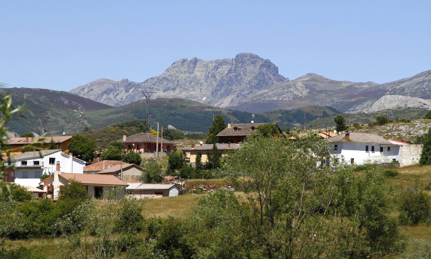 Montaña Palentina. Una espectacular, y casi desconocida, cadena montañosa. Sus picos y crestas, modelados en las duras y apretadas calizas de montaña, sobrepasan los 2.500 metros de altura y conforman un singular relieve a base de fantásticas agujas, impresionantes precipicios y profundos valles.
