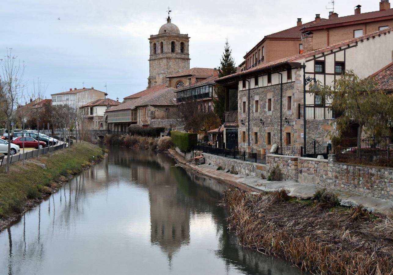Aguilar de Campoo (Palencia). Localidad rica en patrimonio con su castillo, el importante Monasterio de Santa María la Real, la Iglesia de Santa Cecilia y la Plaza Mayor, con la silueta de la Iglesia de San Miguel, y los palacios y casas solariegas con vistas a la belleza que regala el río.