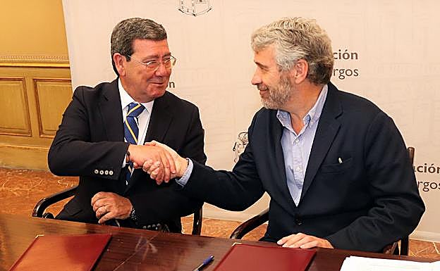 El presidente de la Diputación, César Rico, y el presidente de Cáritas, Jorge Simón
