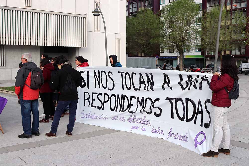 Fotos: Concentración frente a los juzgados por las detenidas en el 8M