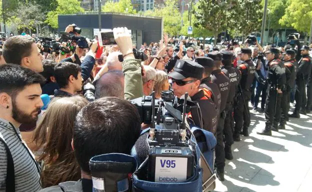 El cordón policial ha evitado que los concentrados entren en el Palacio de Justicia.
