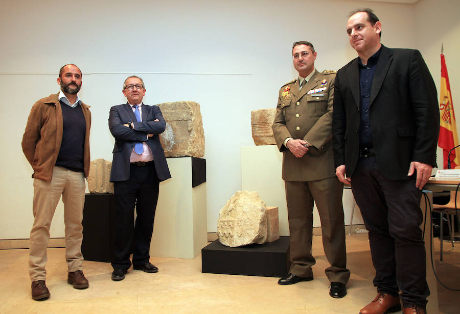 Ricardo de Cáceres (i), Javier López-Escobar, el coronel José María Martínez y Santiago Martínez, en el Museo de Segovia. 