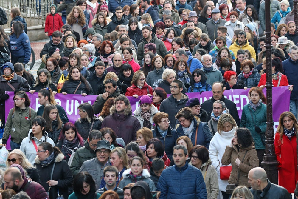 Miles de personas marchan por las calles de Burgos para mostrar su condena unánime ante el asesinato machista de Silvia Plaza.