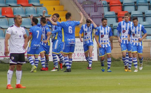 Los jugadores de la Arandina celebran uno de sus goles en el Helmántico. 