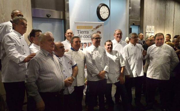 Algunos de los chefs durante la presentación del libro en Madrid. 