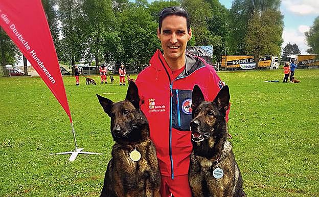 Álvaro Martínez posa con Mali y Bony