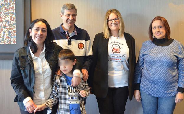 El pequeño Carlos, junto a sus padres e integrantes de la asociación. 