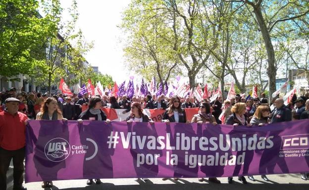 Galería. Pancarta por la igualdad de derechos para las mujeres en la manifestación del 1 de mayo en Valladolid.