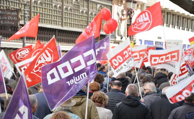 Las pancartas, las banderas y los símbolos son recurrentes en las movilziaciones de CCOO y UGT.