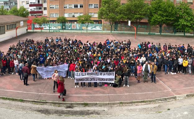 Alumnos de Secundaria y Bachillerato se han concentrado en el patio del instituto durante el recreo