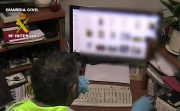 Un guardia civil frente a un ordenador. l