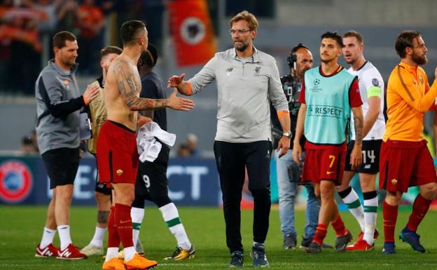 Jürgen Klopp felicita a los jugadores de la Roma. 