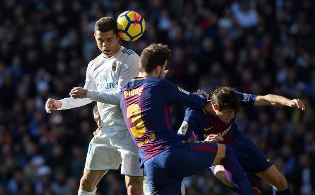 Cristiano Ronaldo y Piqué disputan un balón en el último clásico.