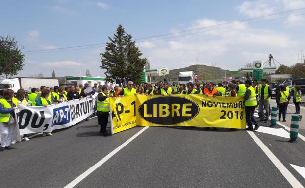 Alrededor de un centenar de personas han cortado la N-I.