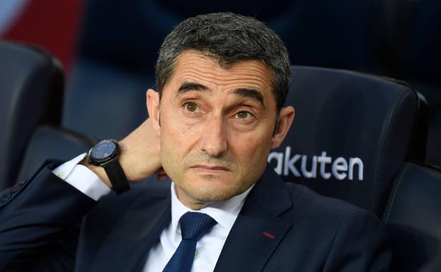 Ernesto Valverde, en el banquillo del Camp Nou. 