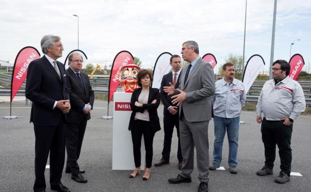 El vicepresidente ejecutivo adjunto de la Alianza Renault-Nissan-Mitsubishi, José Vicente de los Mozos (3d), la vicepresidenta del Gobierno, Soraya Sáenz de Santamaría (3i), el presidente de Castilla y León, Juan Vicente Herrera (2i), el alcalde de Ávila, José Luis Rivas (i) y trabajadores de la empresa, durante la ceremonia del Daruma.