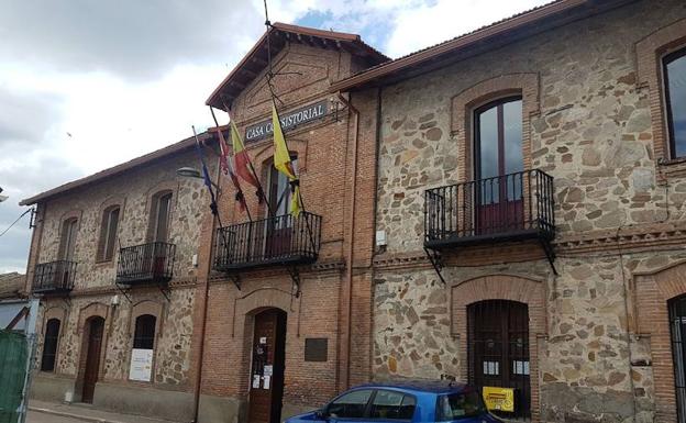 Banderas a media asta y crespones, hoy, en el balcón del Ayuntamiento de Navas de Oro