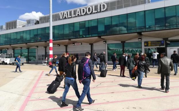 Viajeros procedentes de Barcelona, a su llegada al aeropuerto de Villanubla.