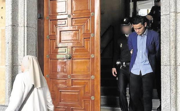 El joven condenado saliendo de la Audiencia Provincial de Salamanca.