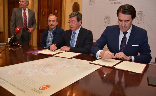 El presidente de la Diputación, César Rico, y el consejero de Fomento, Juan Carlos Suárez-Quiñones, han firmado hoy el convenio.