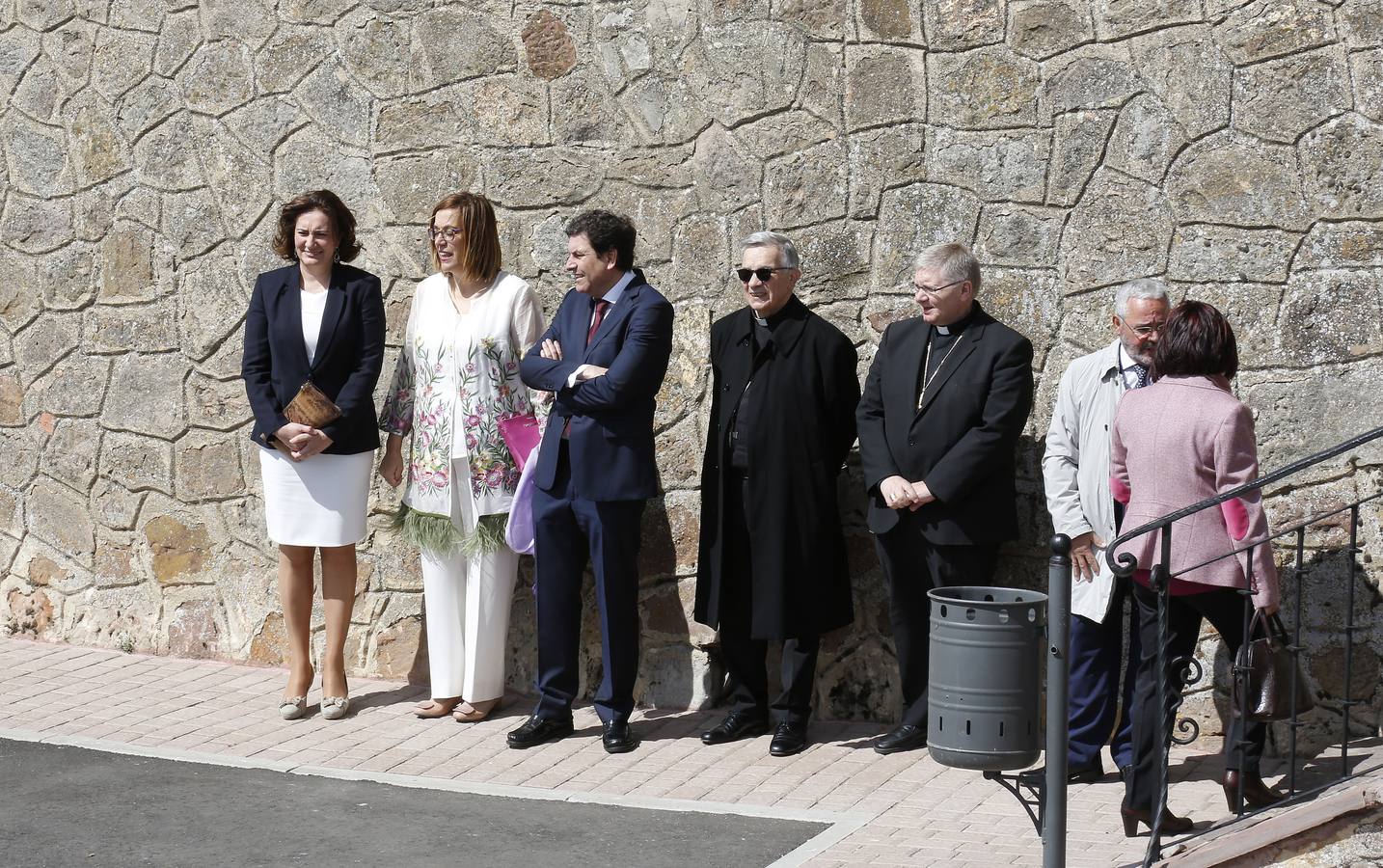 Los vecinos dieron una calurosa bienvenida a la Reina que acudió a la villa palentina para inaugurar 'Mons Dei', la XXIII edición de la exposición, que podrá visitarse desde mañana y hasta el 18 de noviembre