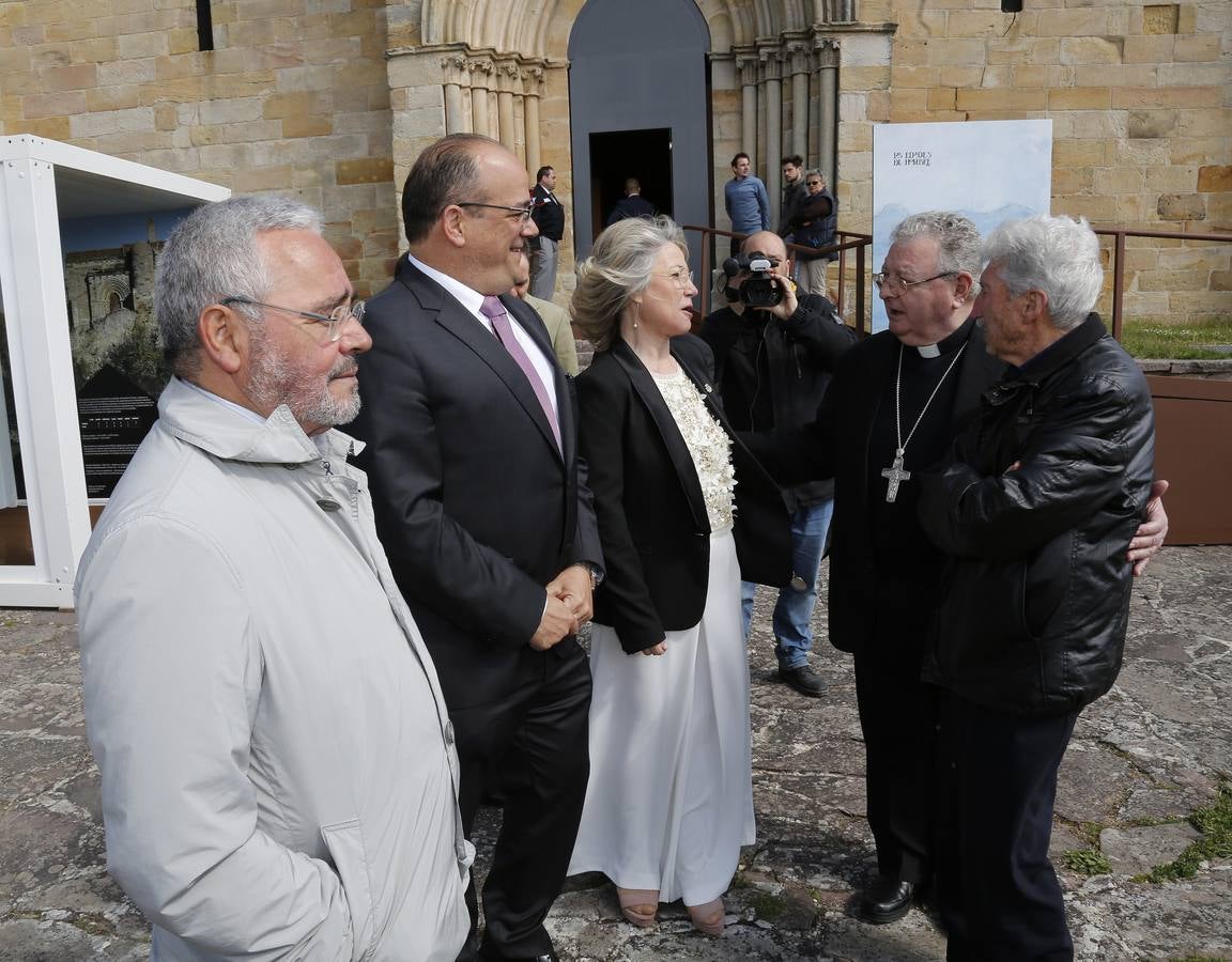 Los vecinos dieron una calurosa bienvenida a la Reina que acudió a la villa palentina para inaugurar 'Mons Dei', la XXIII edición de la exposición, que podrá visitarse desde mañana y hasta el 18 de noviembre