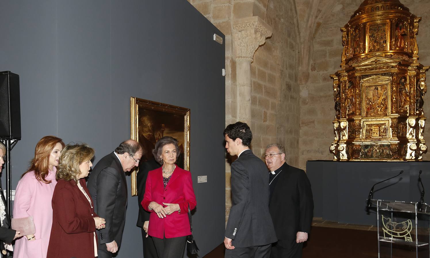 Los vecinos dieron una calurosa bienvenida a la Reina que acudió a la villa palentina para inaugurar 'Mons Dei', la XXIII edición de la exposición, que podrá visitarse desde mañana y hasta el 18 de noviembre