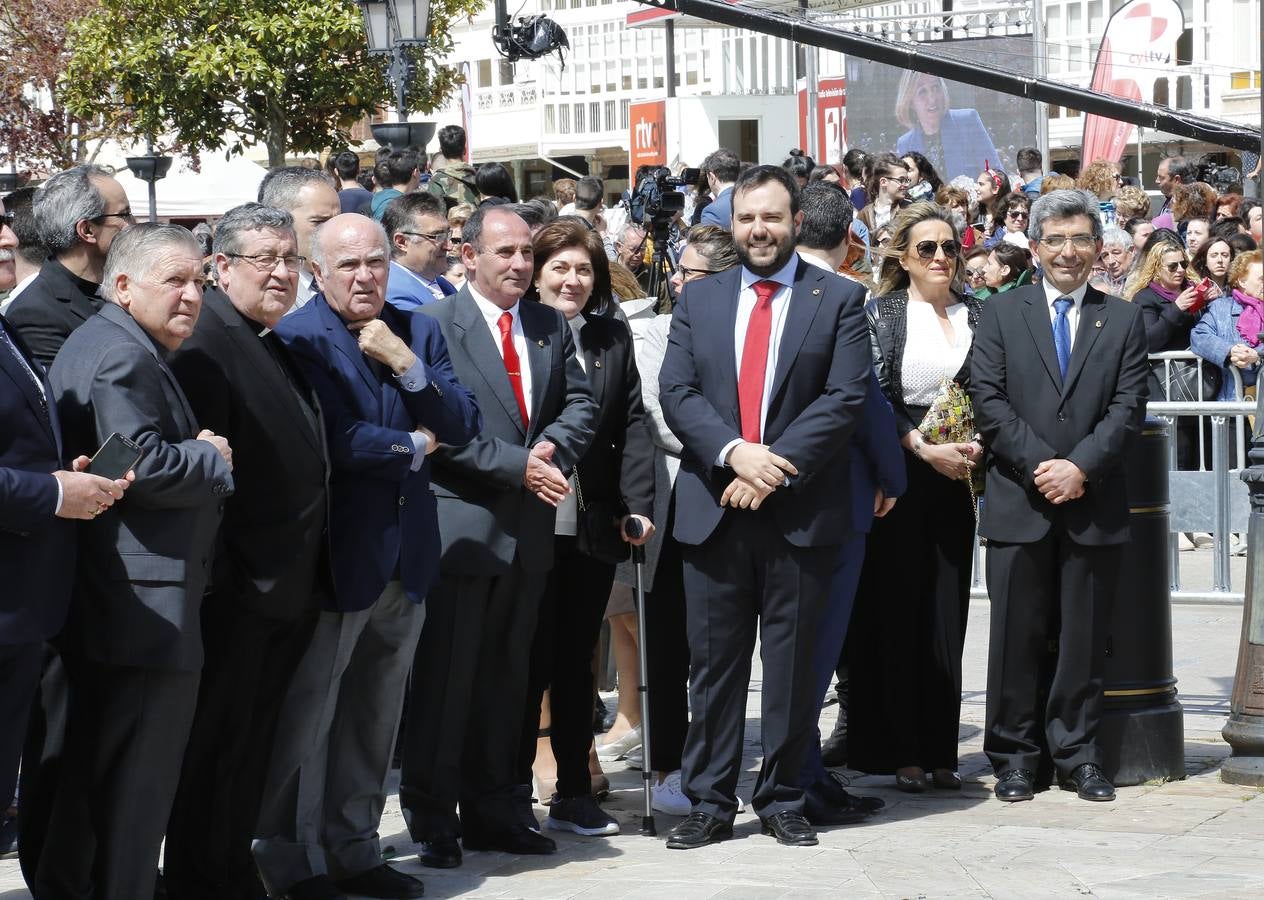 Los vecinos dieron una calurosa bienvenida a la Reina que acudió a la villa palentina para inaugurar 'Mons Dei', la XXIII edición de la exposición, que podrá visitarse desde mañana y hasta el 18 de noviembre